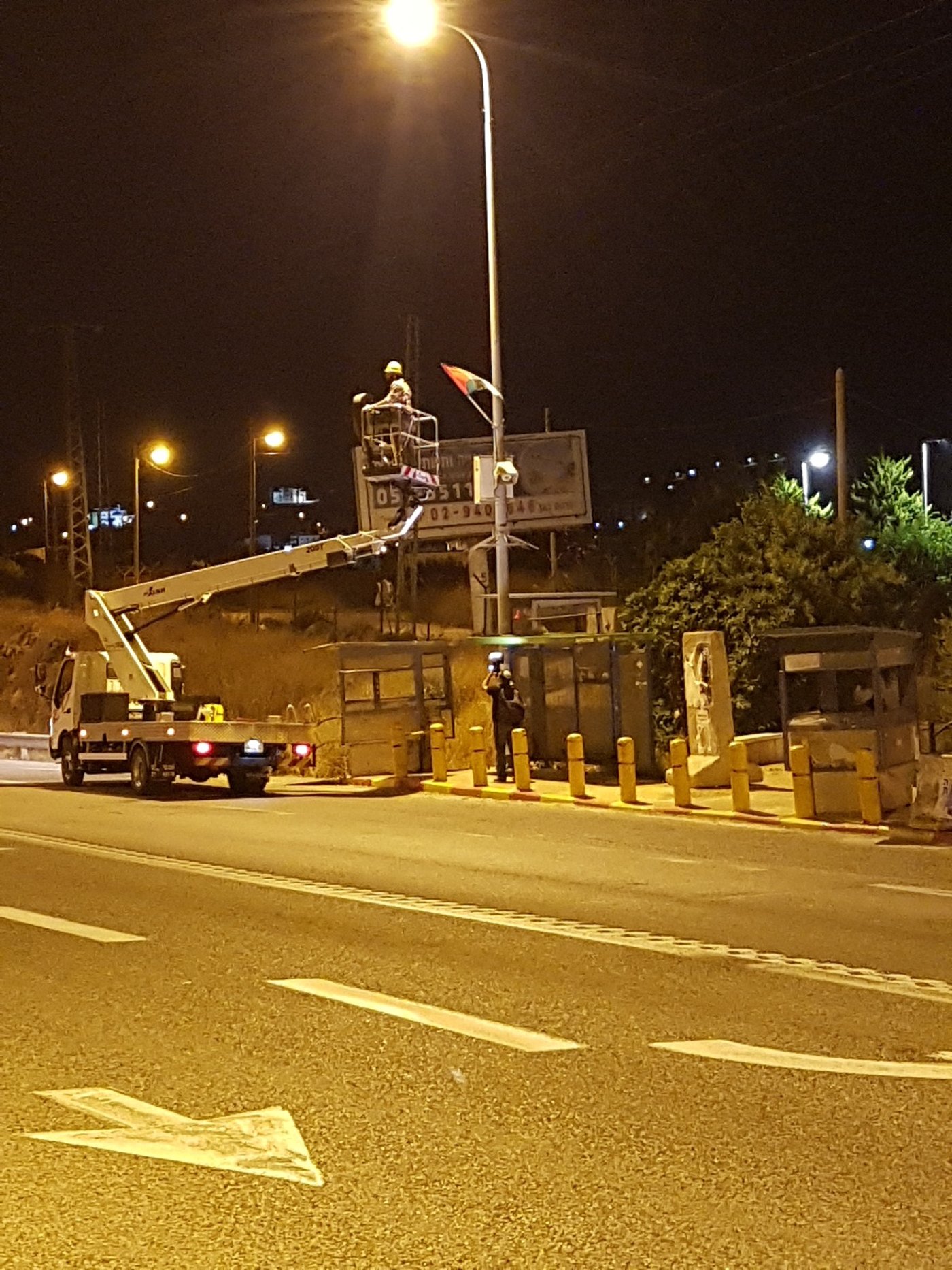 נחשף: מי תלה את דגלי הרש"פ בכל יהודה ושומרון