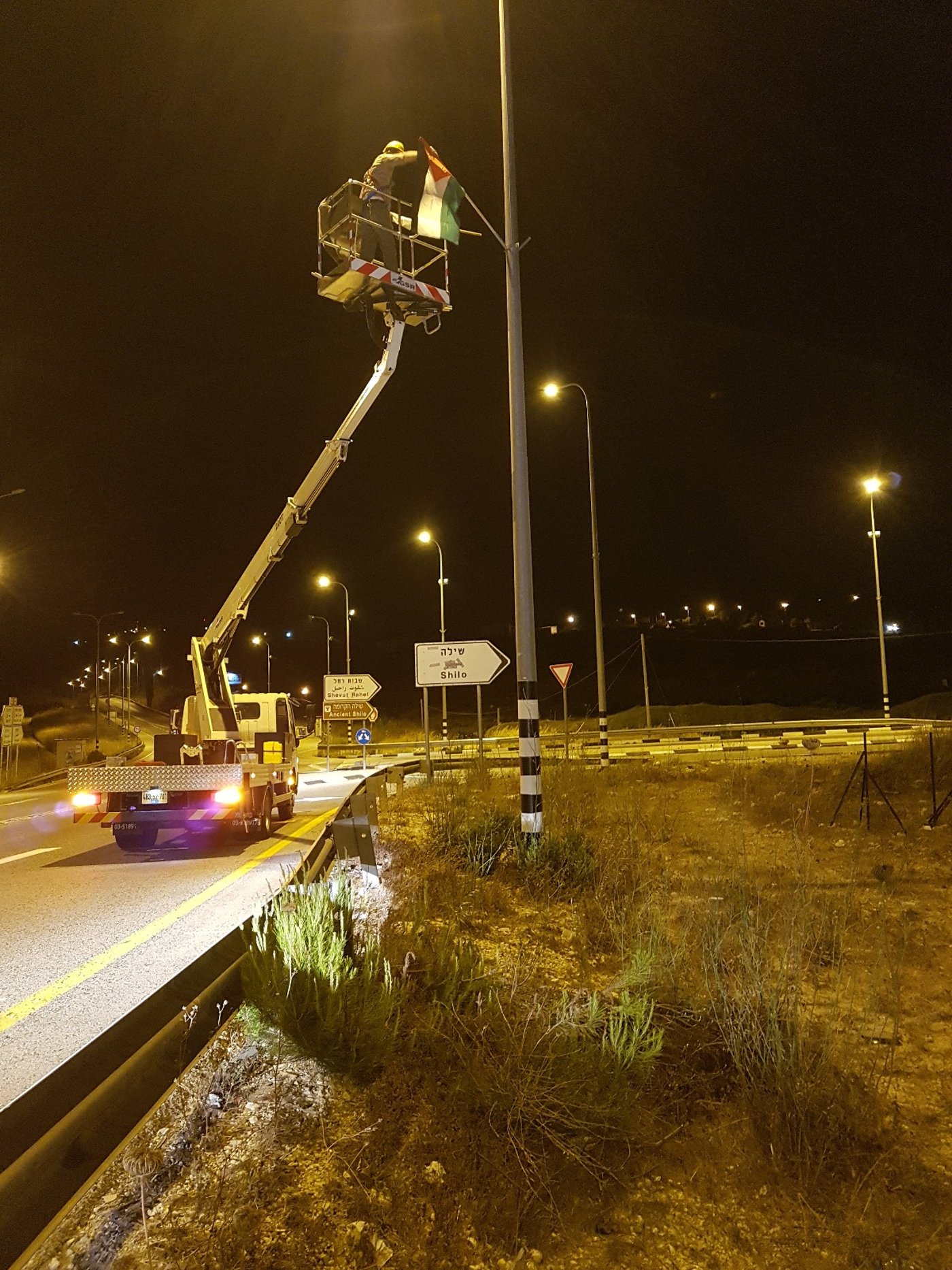נחשף: מי תלה את דגלי הרש"פ בכל יהודה ושומרון