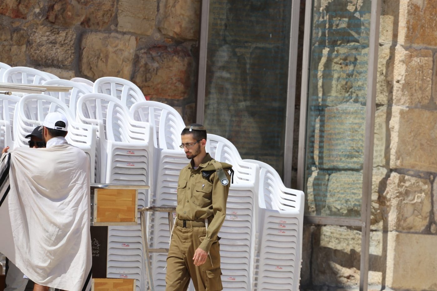 לתעד את המתעדים: התיירים שמצטלמים בכותל • צפו