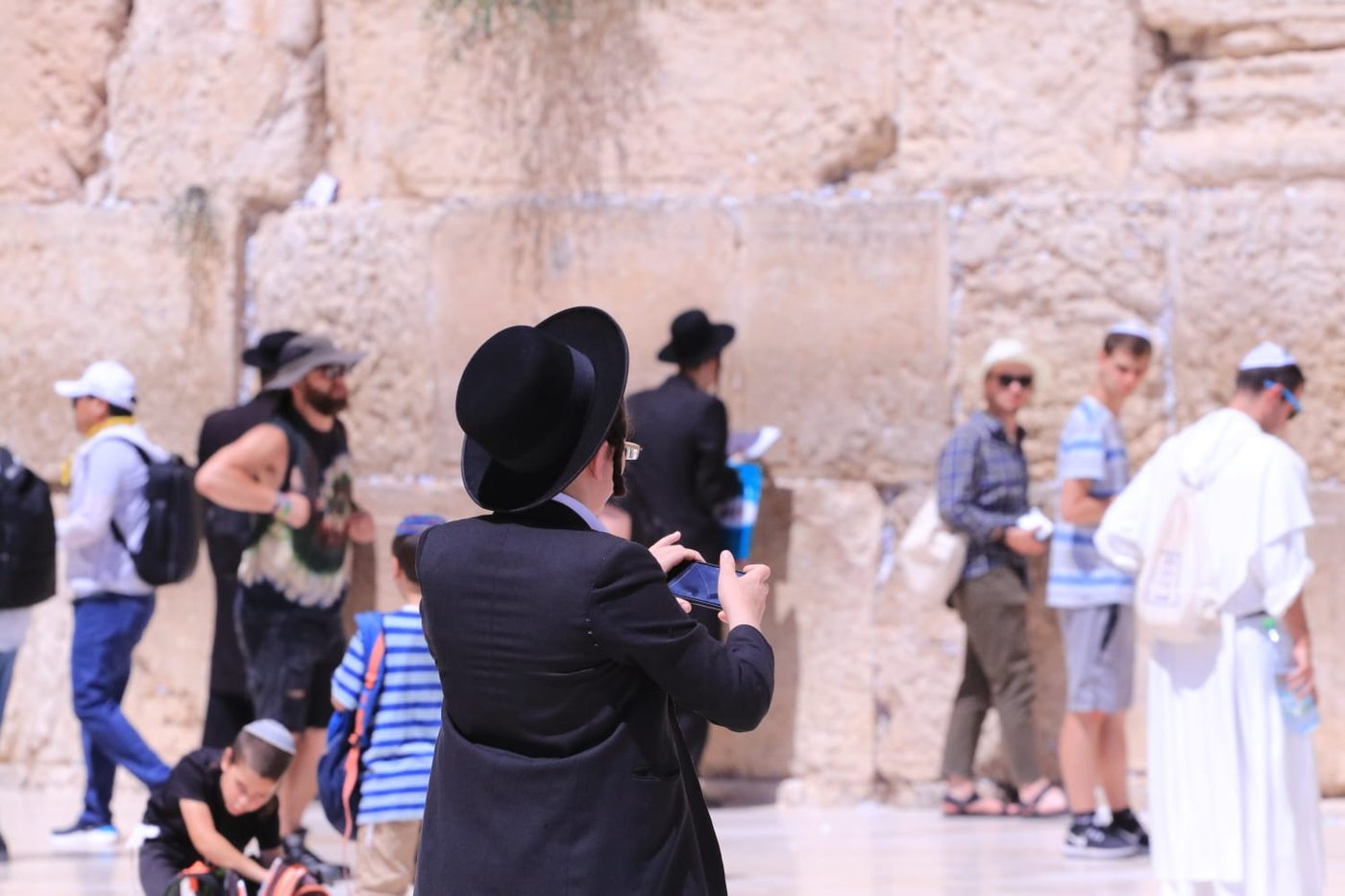 לתעד את המתעדים: התיירים שמצטלמים בכותל • צפו