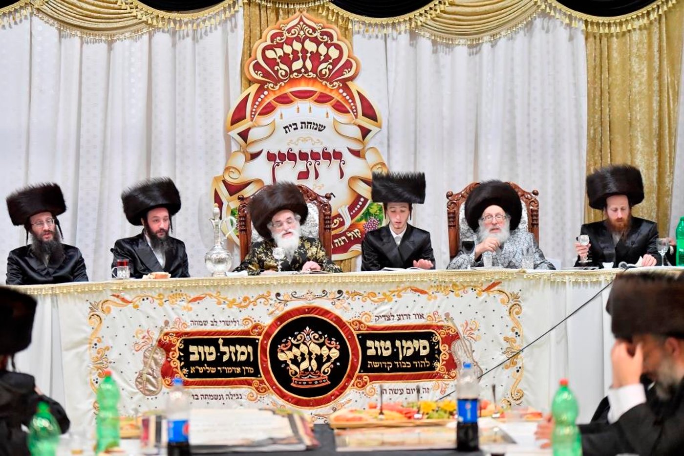בחורי ויז'ניץ בשבע ברכות לנכד האדמו"ר