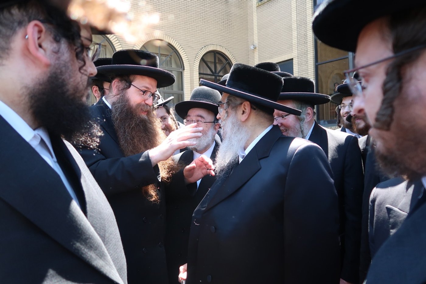 500 ילדי סאטמר במסיבת חומש אחת