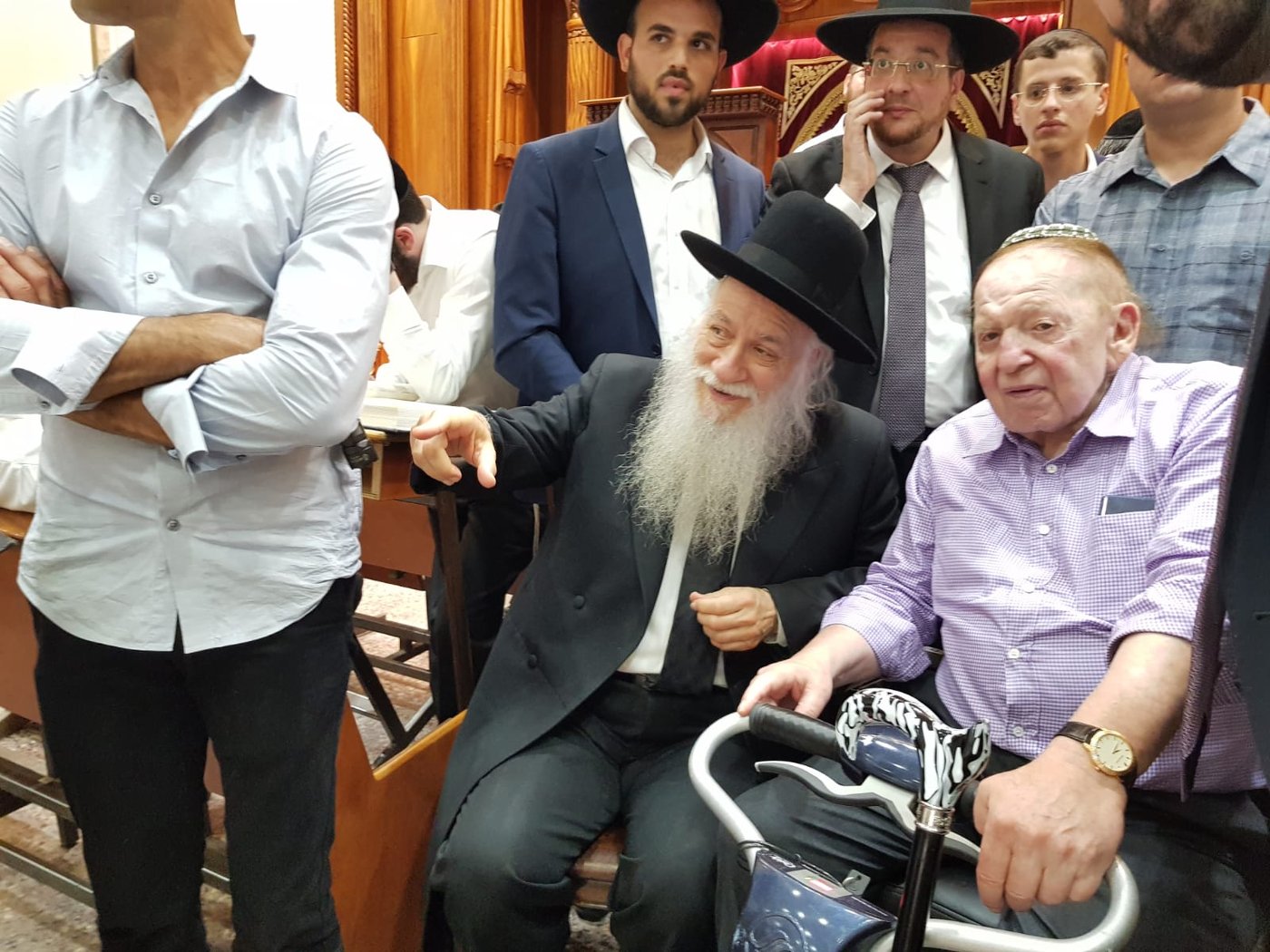 המיליארדר שלדון אדלסון ביקר בישיבת פוניבז' • תיעוד
