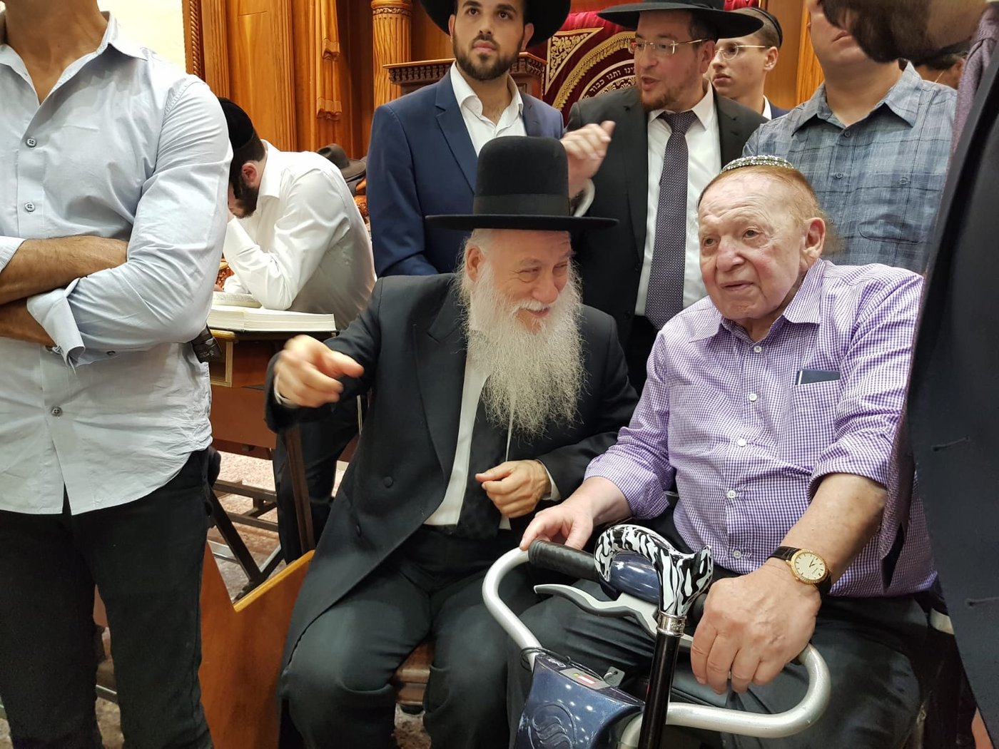 המיליארדר שלדון אדלסון ביקר בישיבת פוניבז' • תיעוד