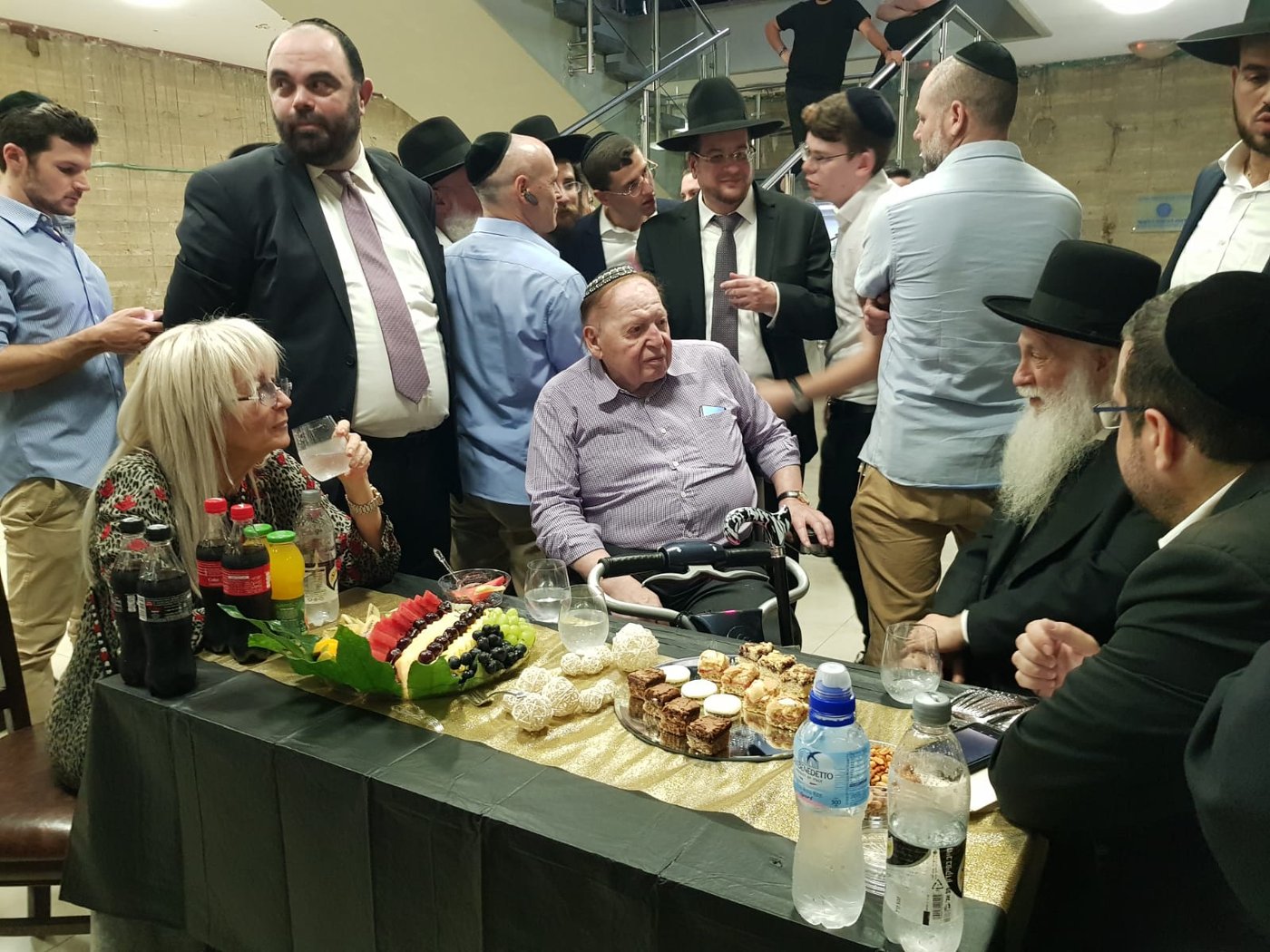 המיליארדר שלדון אדלסון ביקר בישיבת פוניבז' • תיעוד