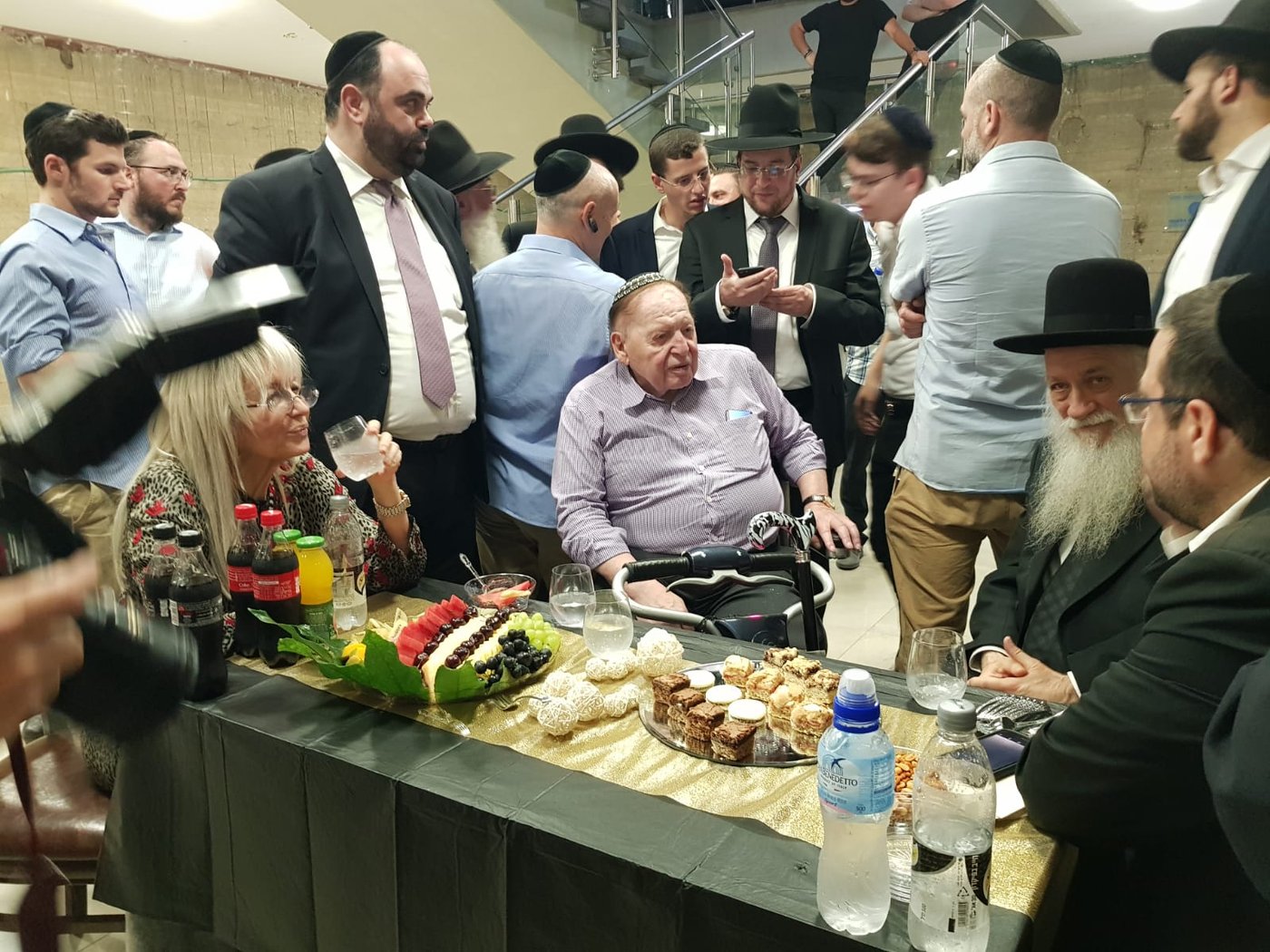 המיליארדר שלדון אדלסון ביקר בישיבת פוניבז' • תיעוד