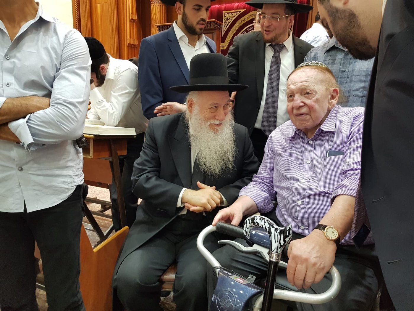 המיליארדר שלדון אדלסון ביקר בישיבת פוניבז' • תיעוד