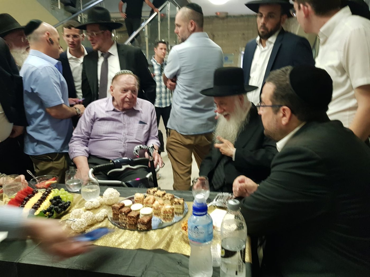 המיליארדר שלדון אדלסון ביקר בישיבת פוניבז' • תיעוד