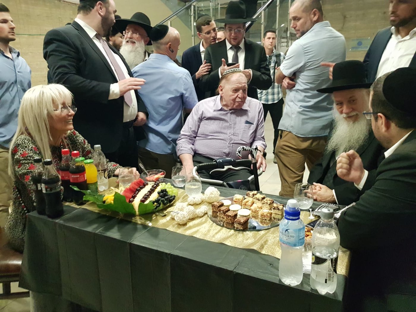 המיליארדר שלדון אדלסון ביקר בישיבת פוניבז' • תיעוד
