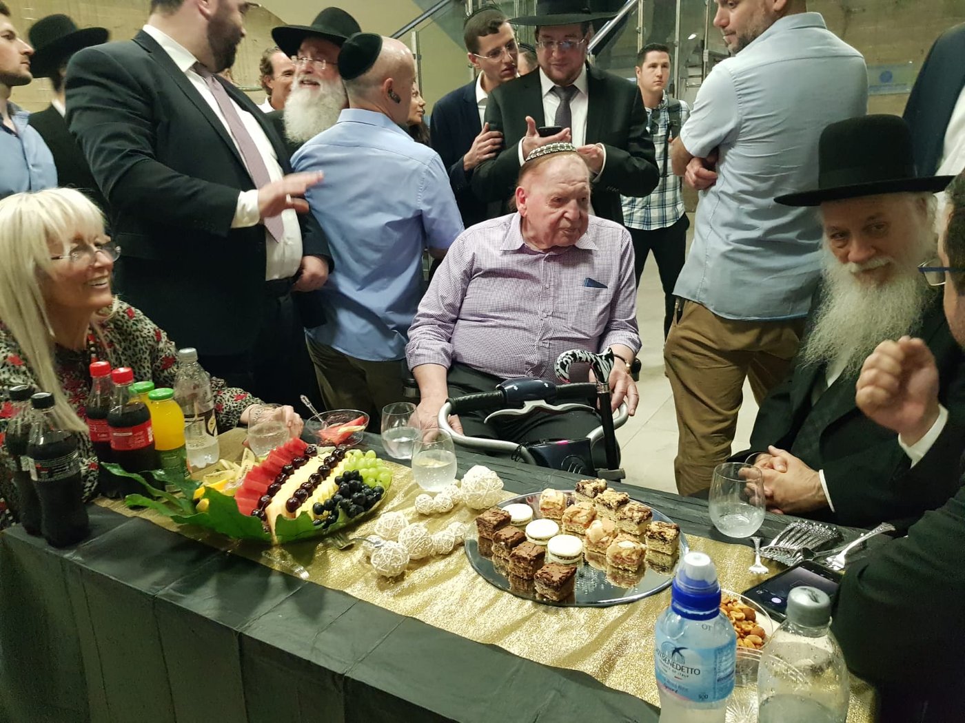 המיליארדר שלדון אדלסון ביקר בישיבת פוניבז' • תיעוד