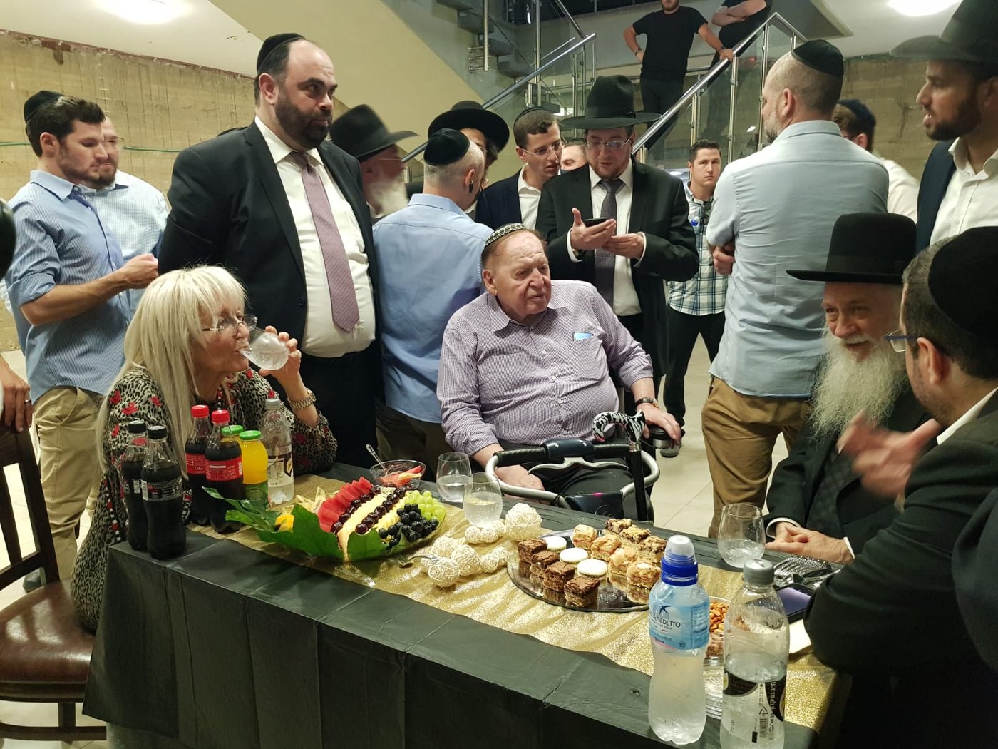 המיליארדר שלדון אדלסון ביקר בישיבת פוניבז' • תיעוד