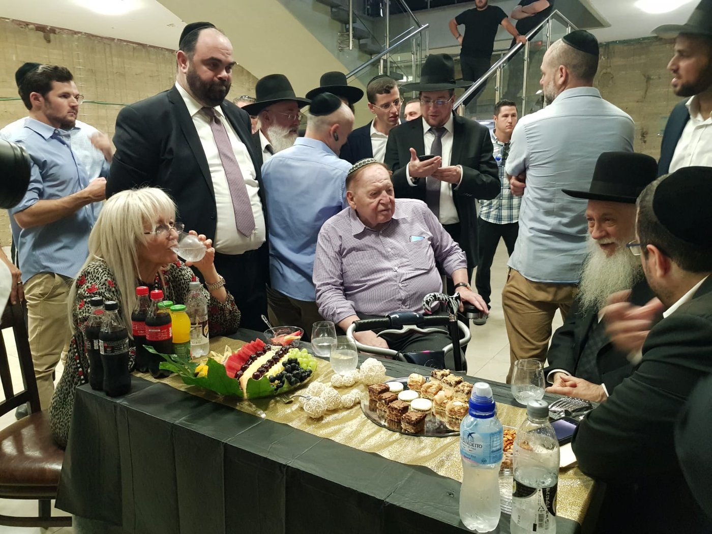 המיליארדר שלדון אדלסון ביקר בישיבת פוניבז' • תיעוד