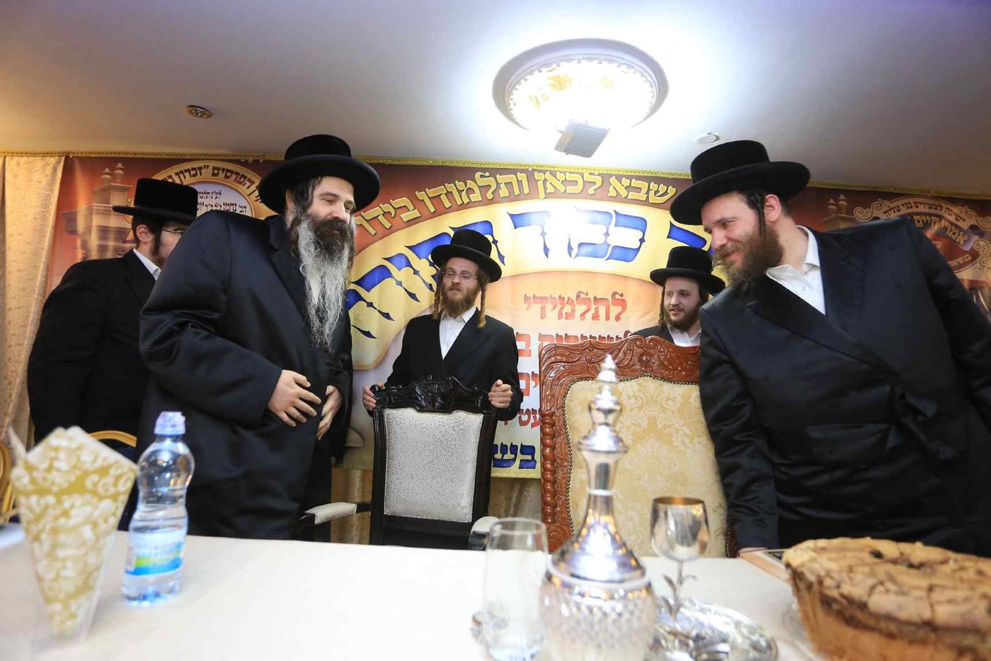 האדמו"ר מויז'ניץ חילק תעודות לבחורים המצטיינים