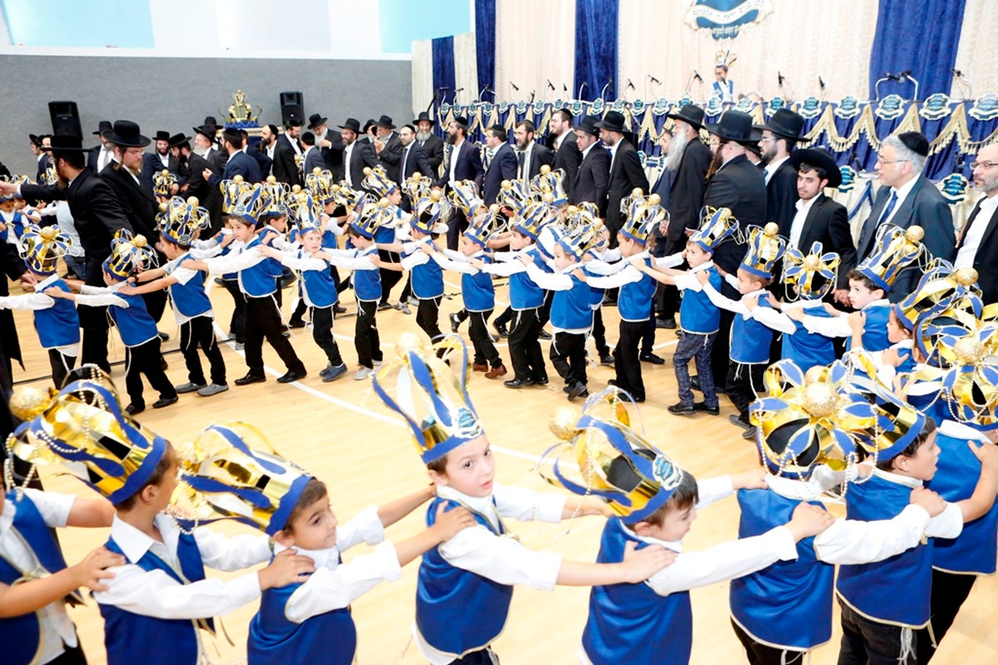 כך חגגו 'מסיבת חומש' בחיידר לבני אברכים ספרדים • צפו