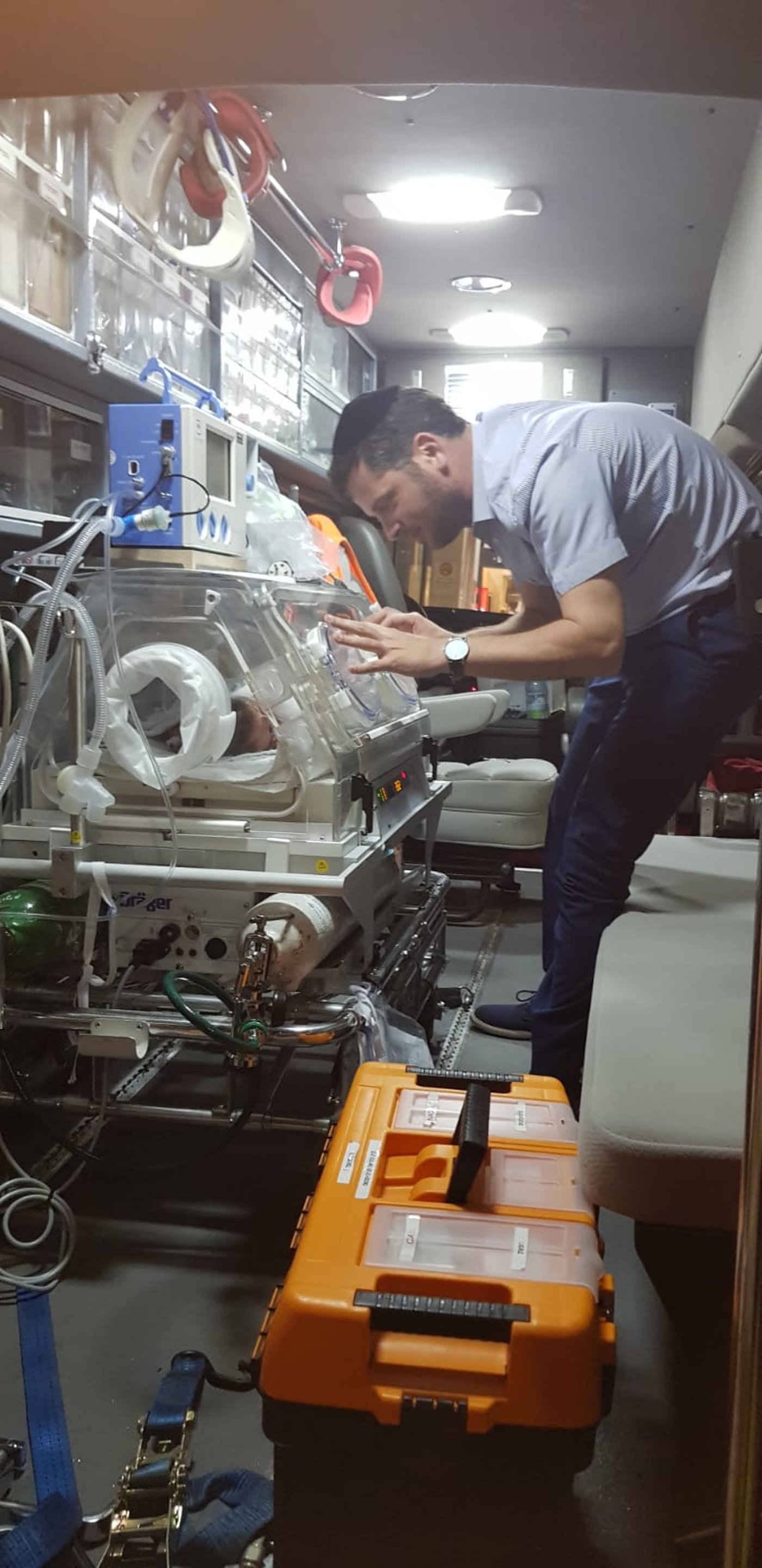 אין חתונות יש חסד: הזמר התגייס לעזרה