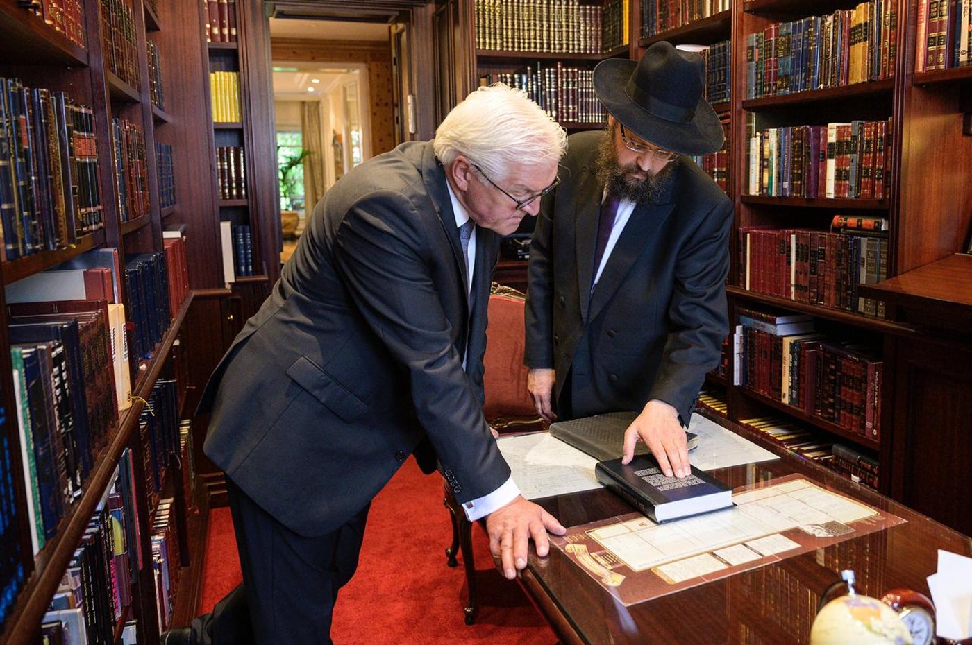 נשיא גרמניה ביקר בביתו של הרב שהותקף