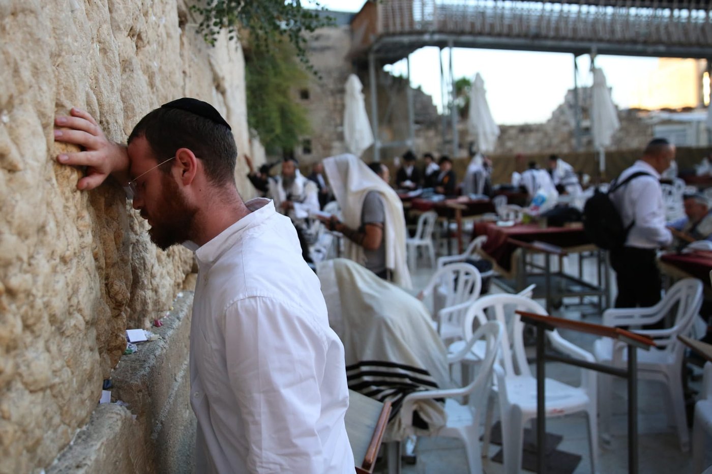 תיעוד: תפילת שחרית ליד שריד בית מקדשנו