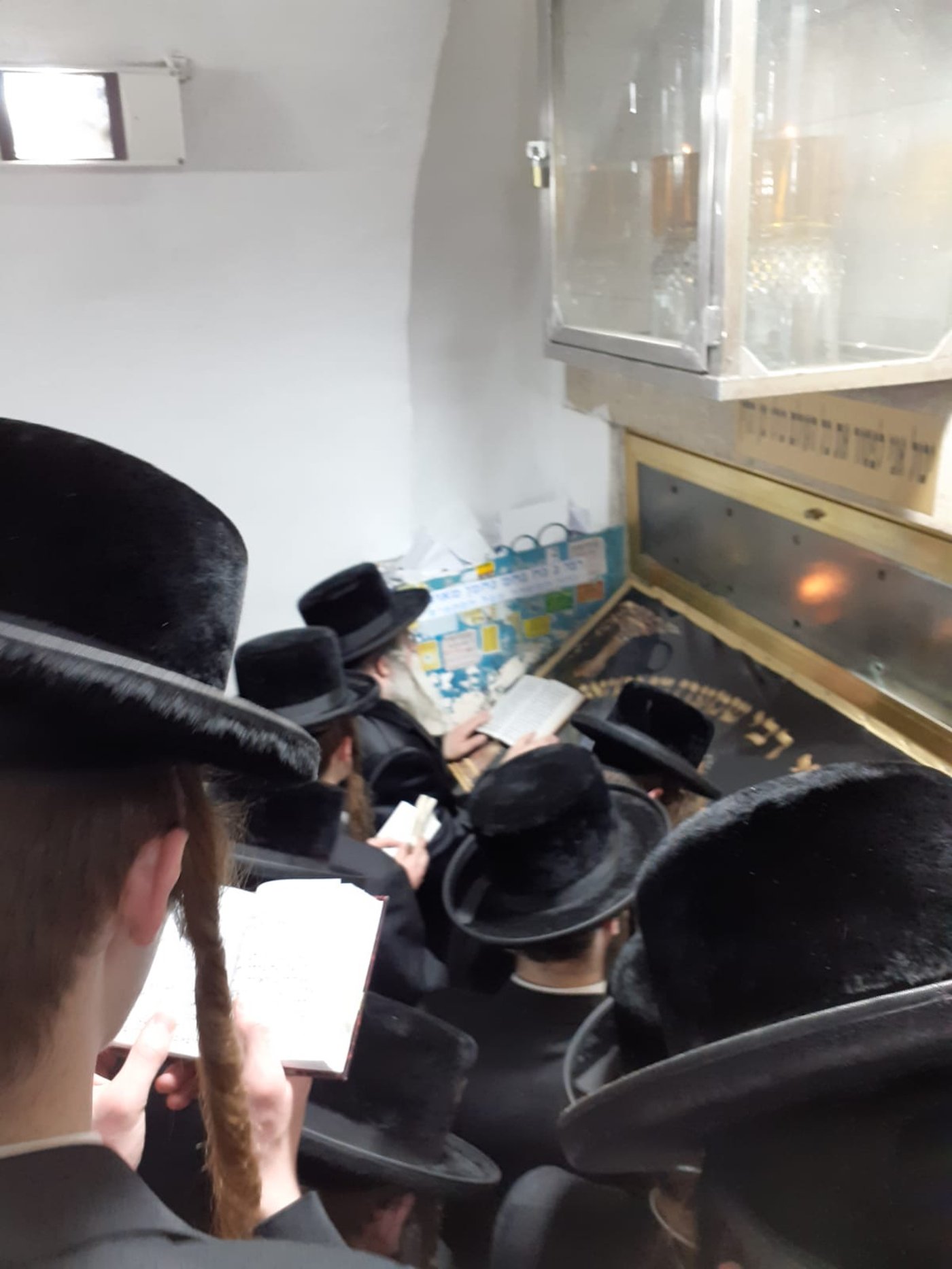 האדמו"ר מנדבורנה-י"ם בקברי צדיקים בצפון