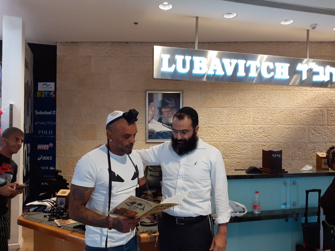 ומי הניח תפילין בנתב"ג? הזמר אייל גולן