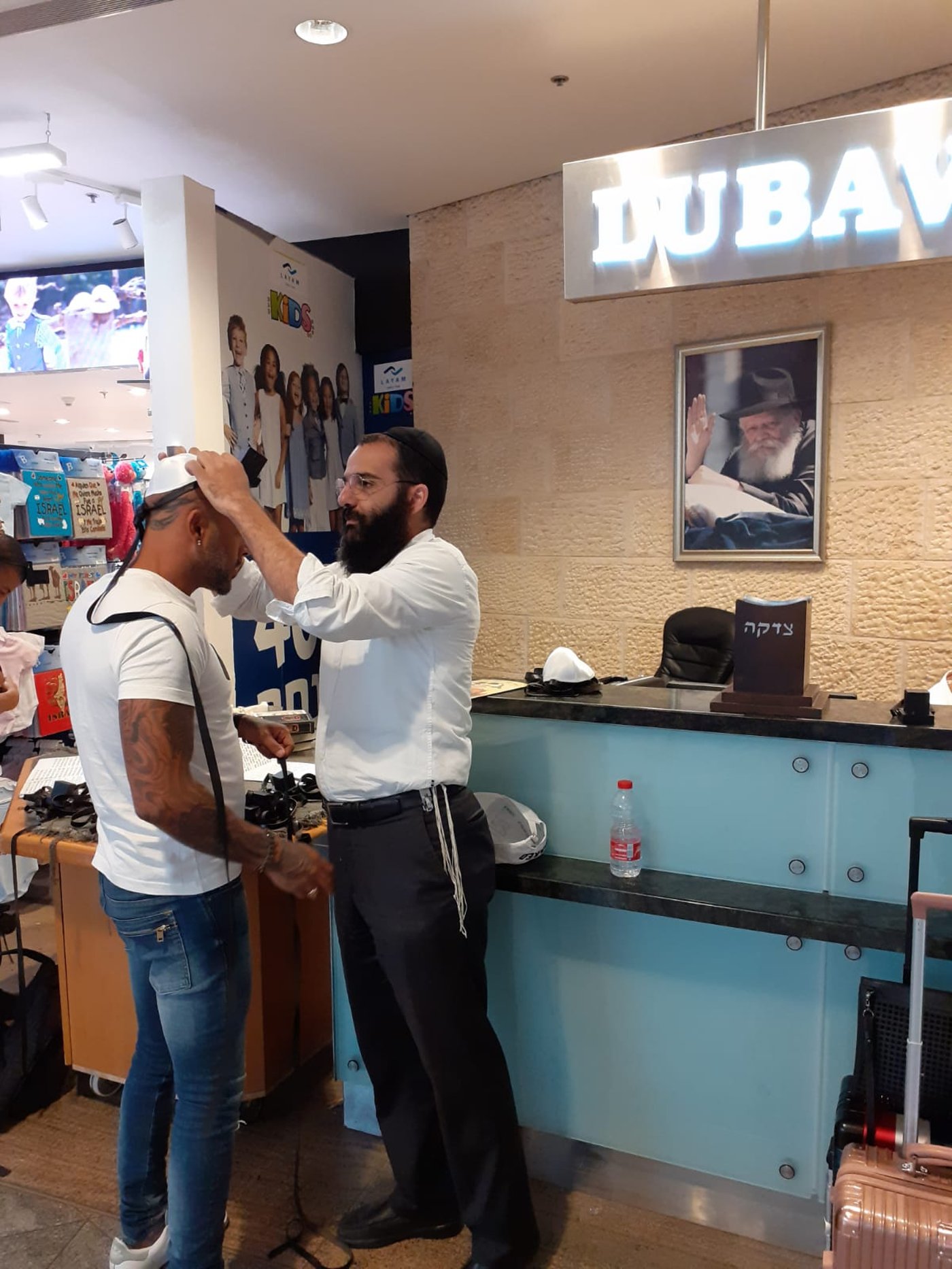 ומי הניח תפילין בנתב"ג? הזמר אייל גולן
