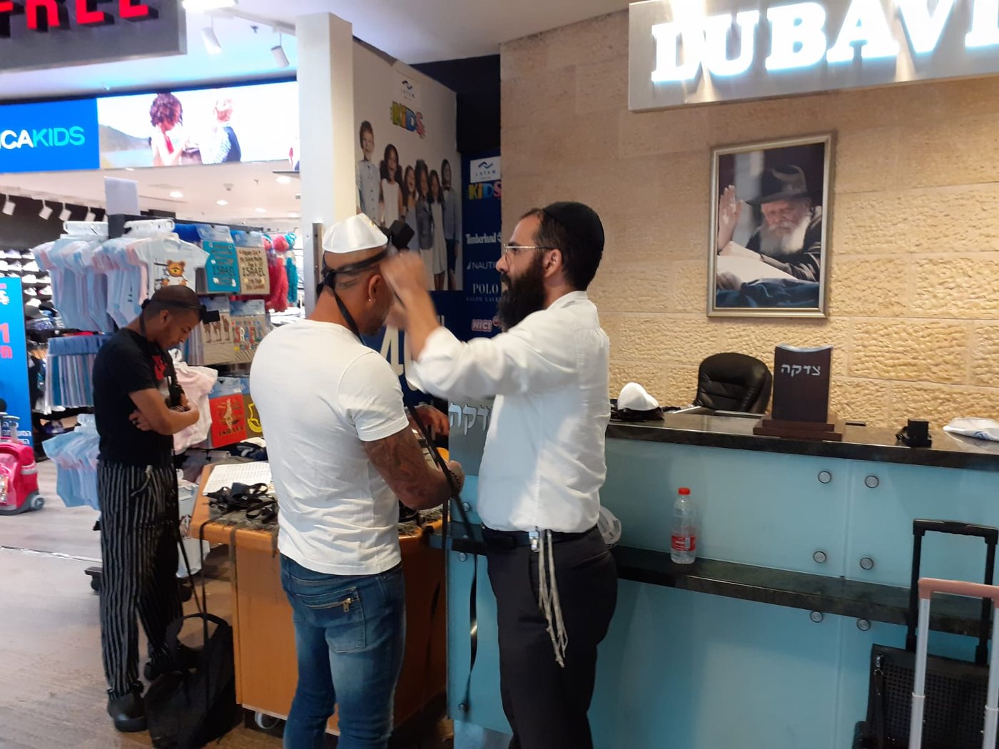 ומי הניח תפילין בנתב"ג? הזמר אייל גולן
