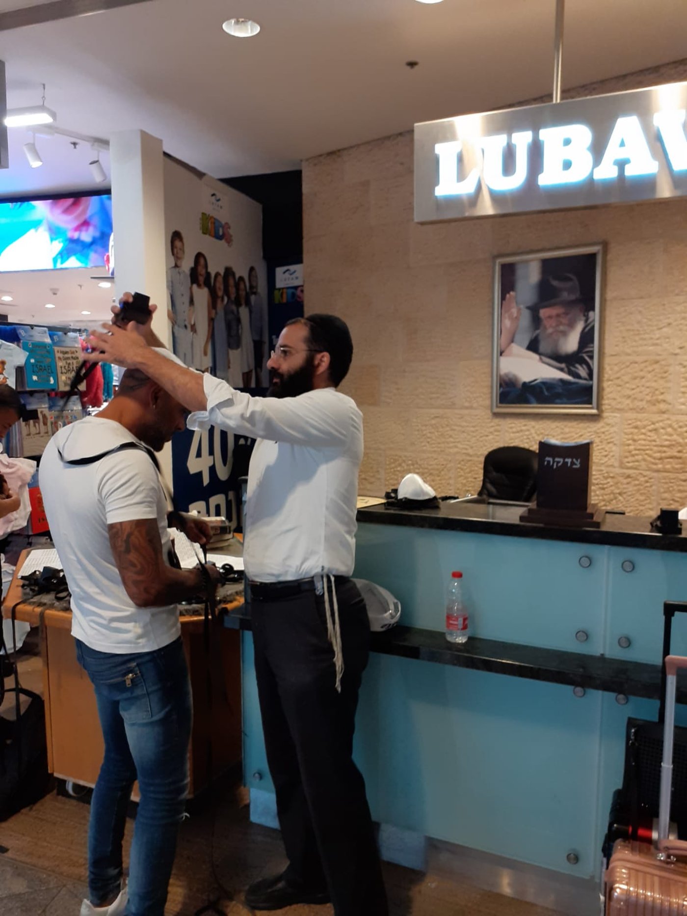 ומי הניח תפילין בנתב"ג? הזמר אייל גולן