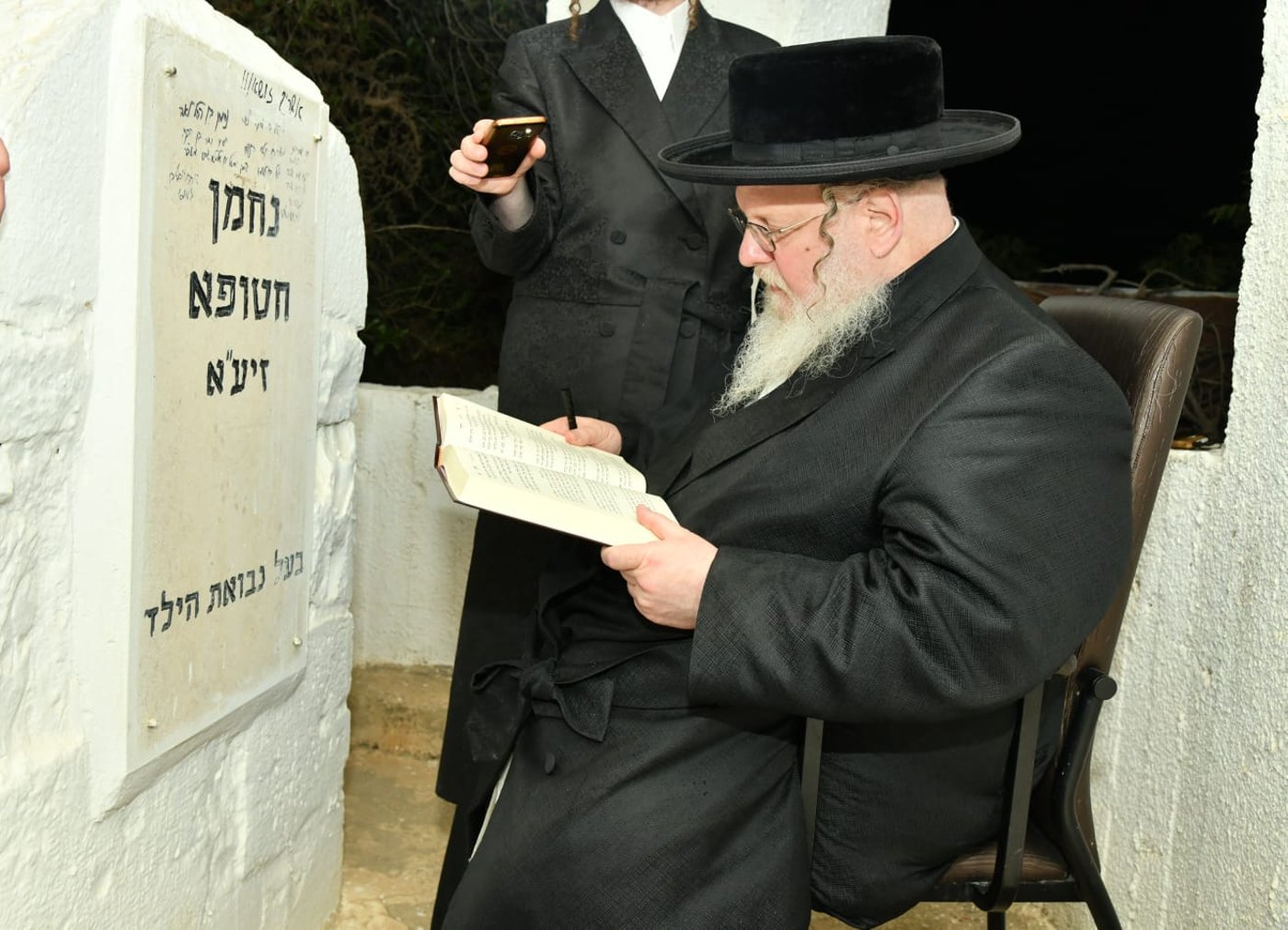 האדמו"ר מסאסוב במסע לקברי צדיקים. צפו