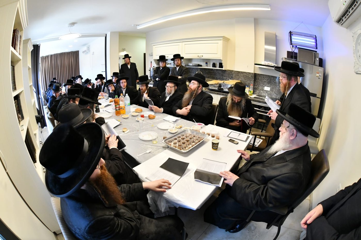 האדמו"ר מסאסוב במסע לקברי צדיקים. צפו