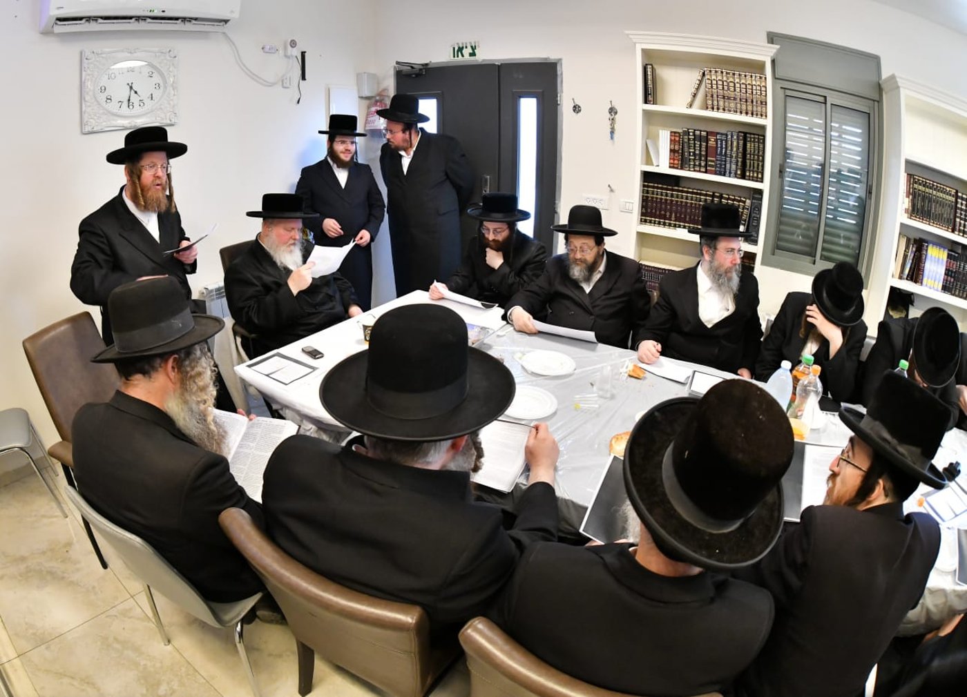 האדמו"ר מסאסוב במסע לקברי צדיקים. צפו