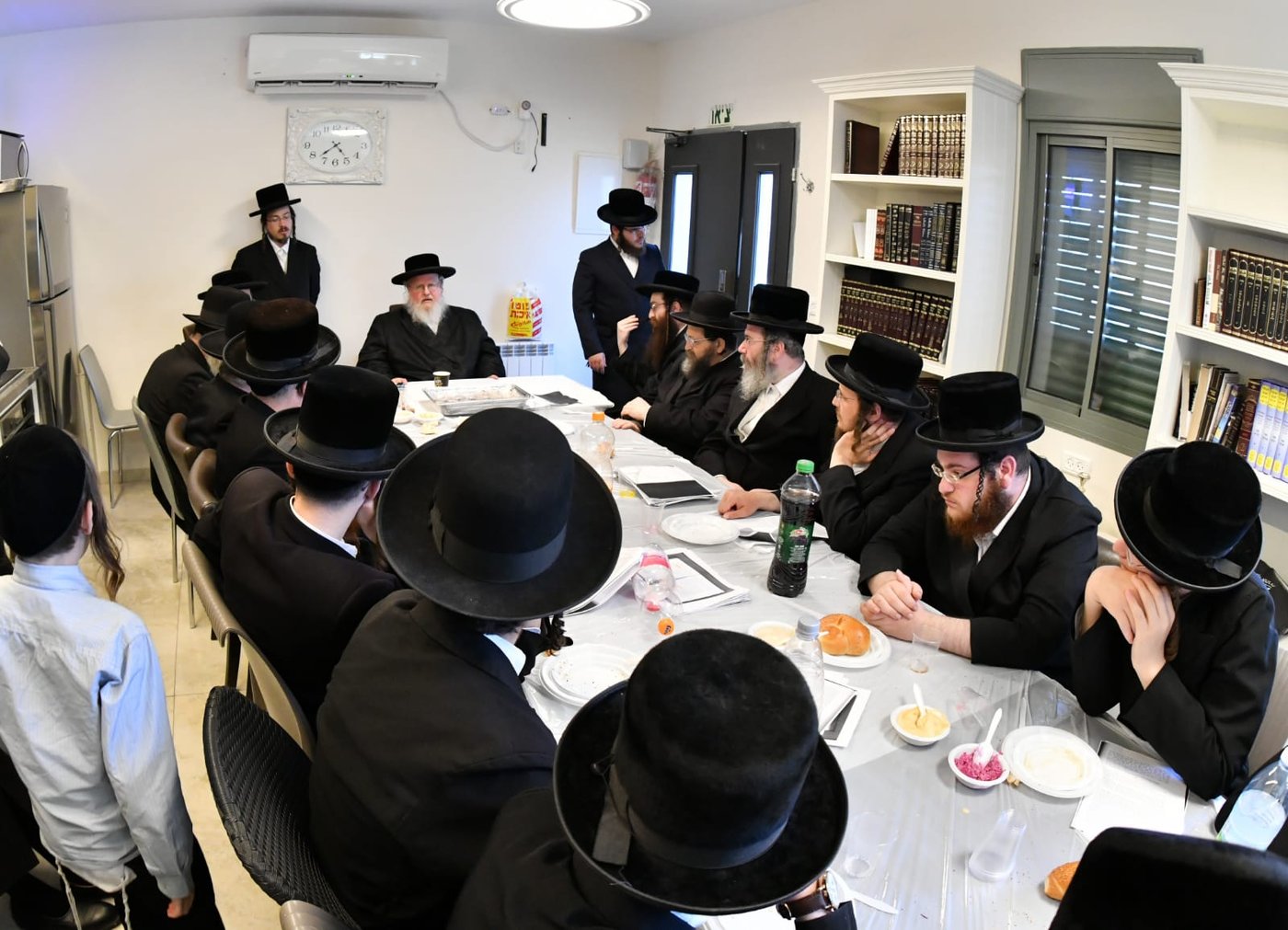 האדמו"ר מסאסוב במסע לקברי צדיקים. צפו