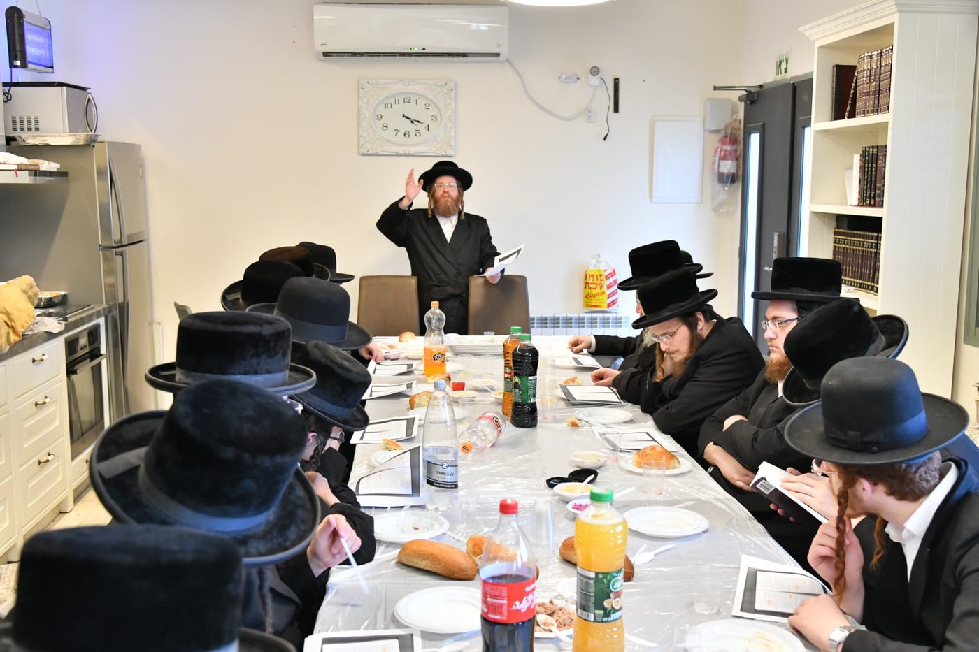 האדמו"ר מסאסוב במסע לקברי צדיקים. צפו