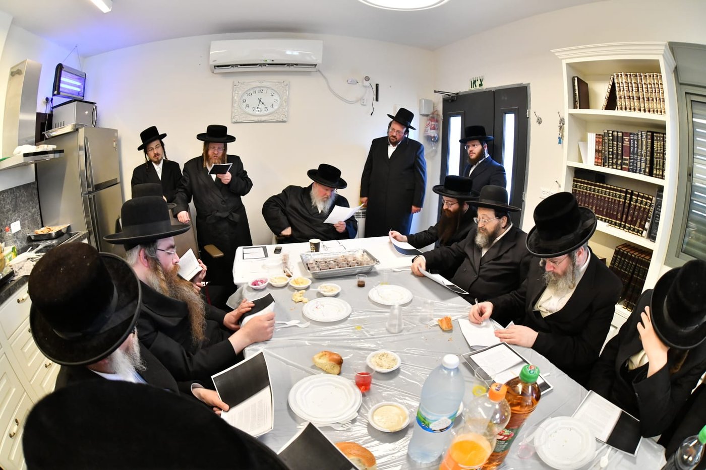 האדמו"ר מסאסוב במסע לקברי צדיקים. צפו