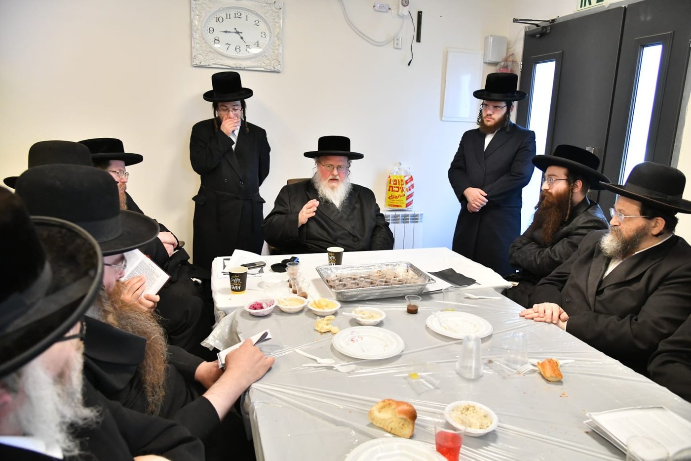האדמו"ר מסאסוב במסע לקברי צדיקים. צפו