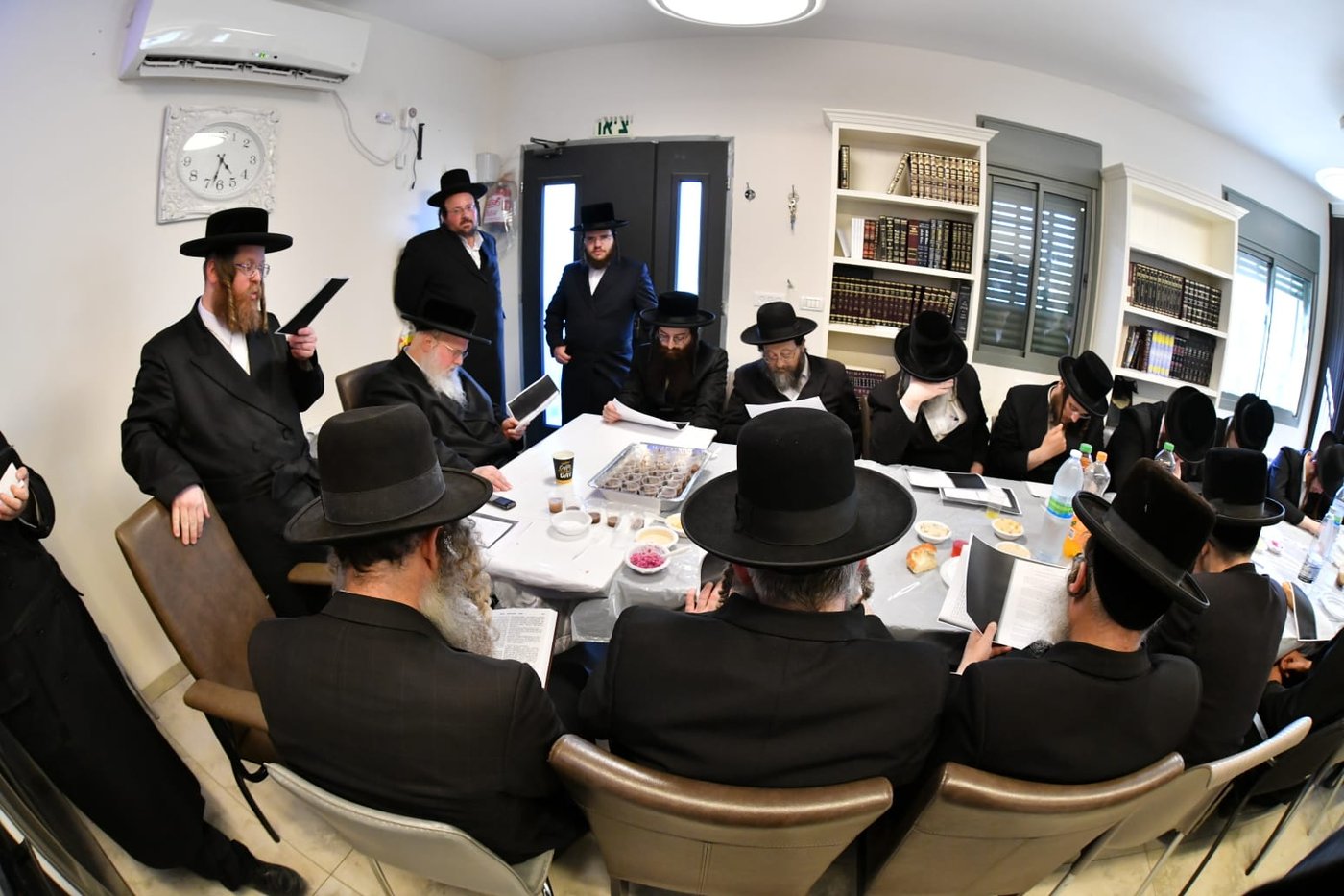 האדמו"ר מסאסוב במסע לקברי צדיקים. צפו