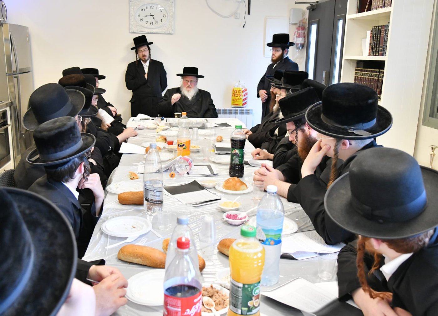האדמו"ר מסאסוב במסע לקברי צדיקים. צפו