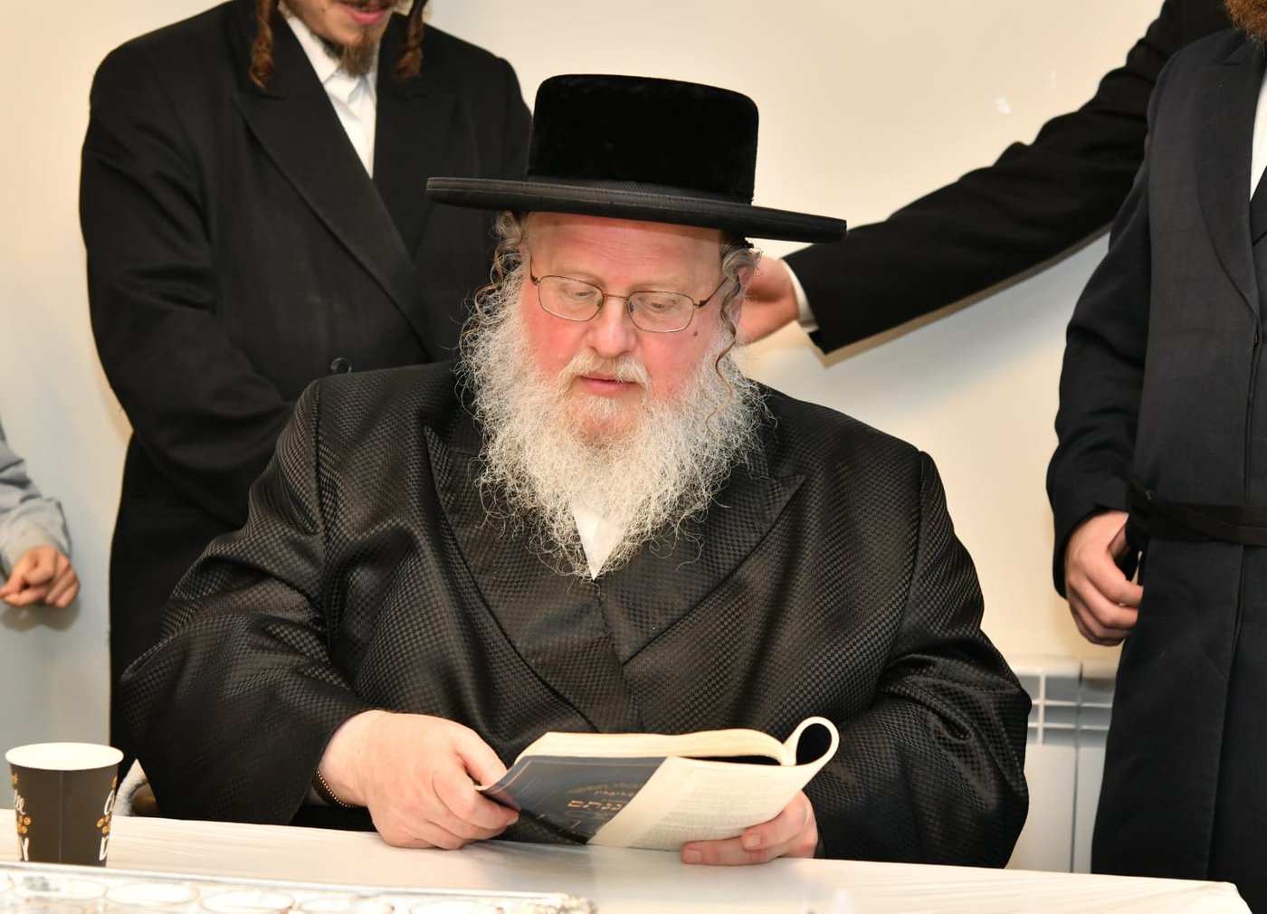 האדמו"ר מסאסוב במסע לקברי צדיקים. צפו