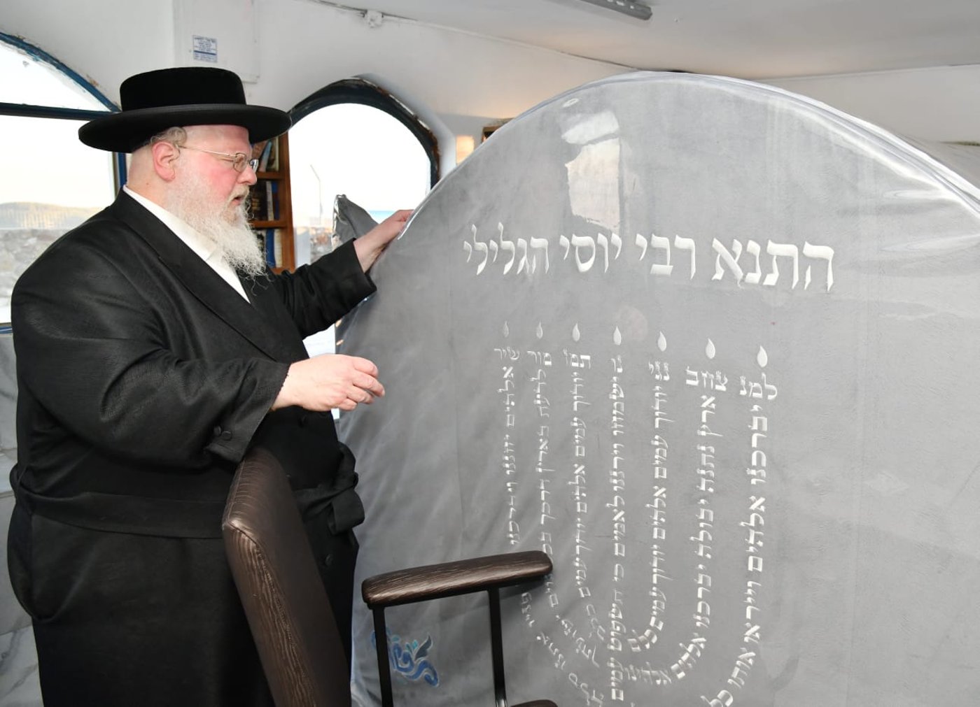 האדמו"ר מסאסוב במסע לקברי צדיקים. צפו
