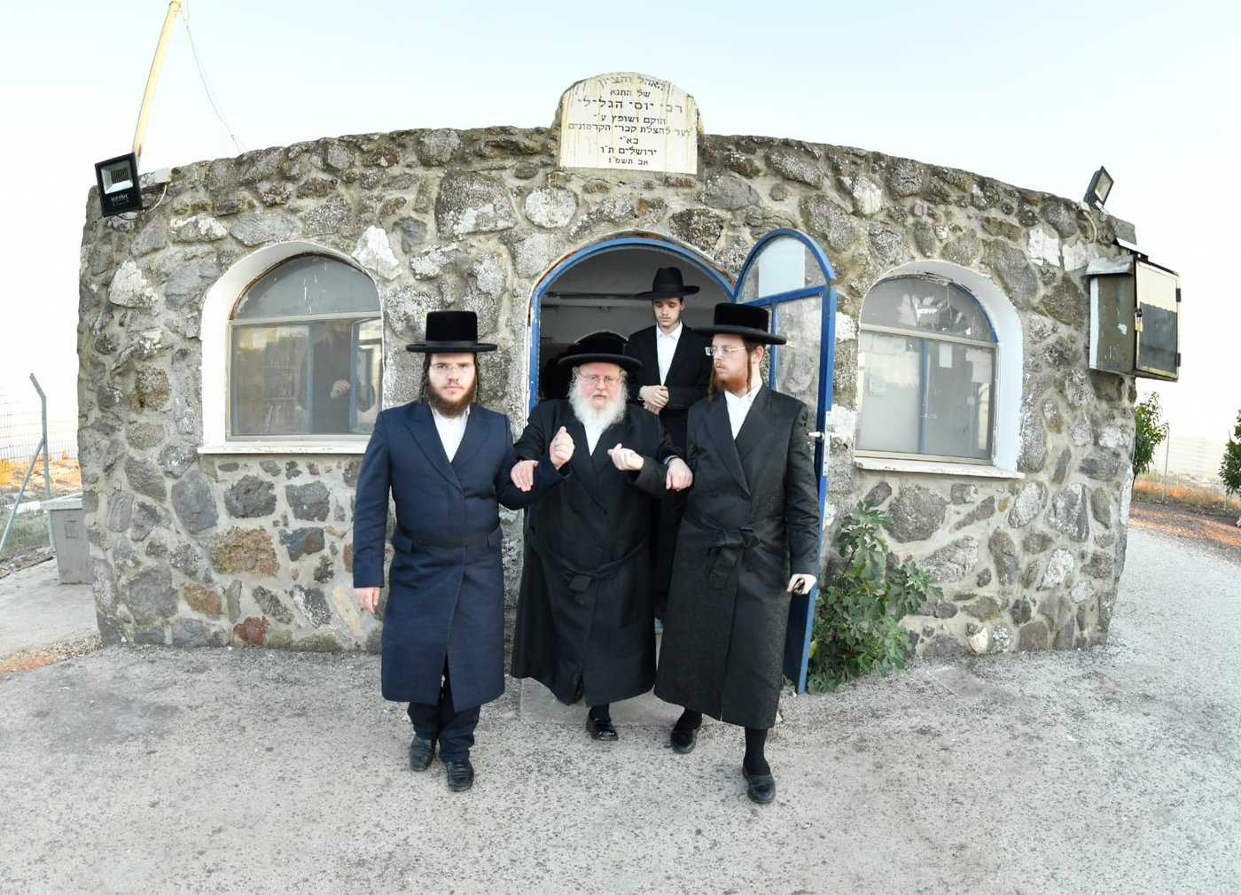 האדמו"ר מסאסוב במסע לקברי צדיקים. צפו