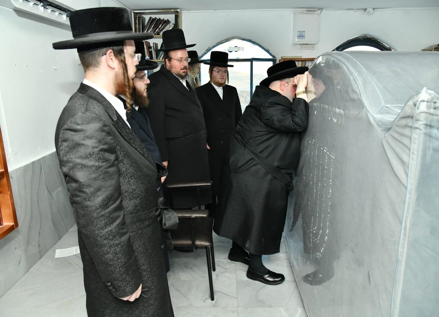 האדמו"ר מסאסוב במסע לקברי צדיקים. צפו