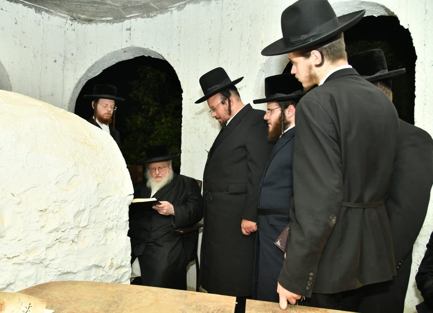 האדמו"ר מסאסוב במסע לקברי צדיקים. צפו