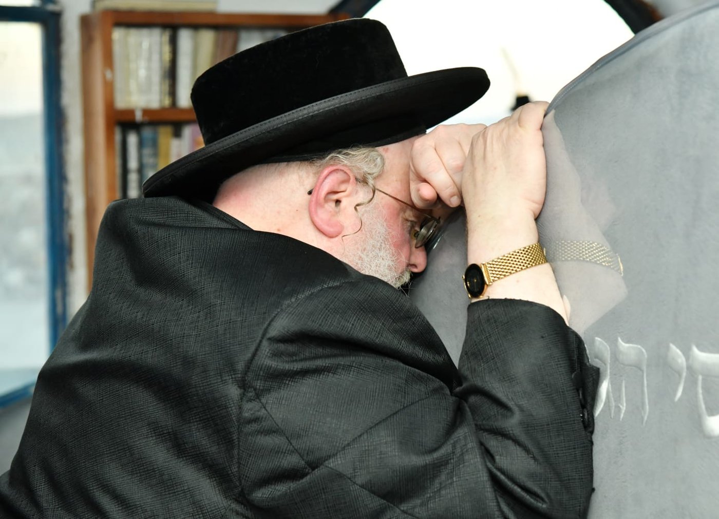 האדמו"ר מסאסוב במסע לקברי צדיקים. צפו