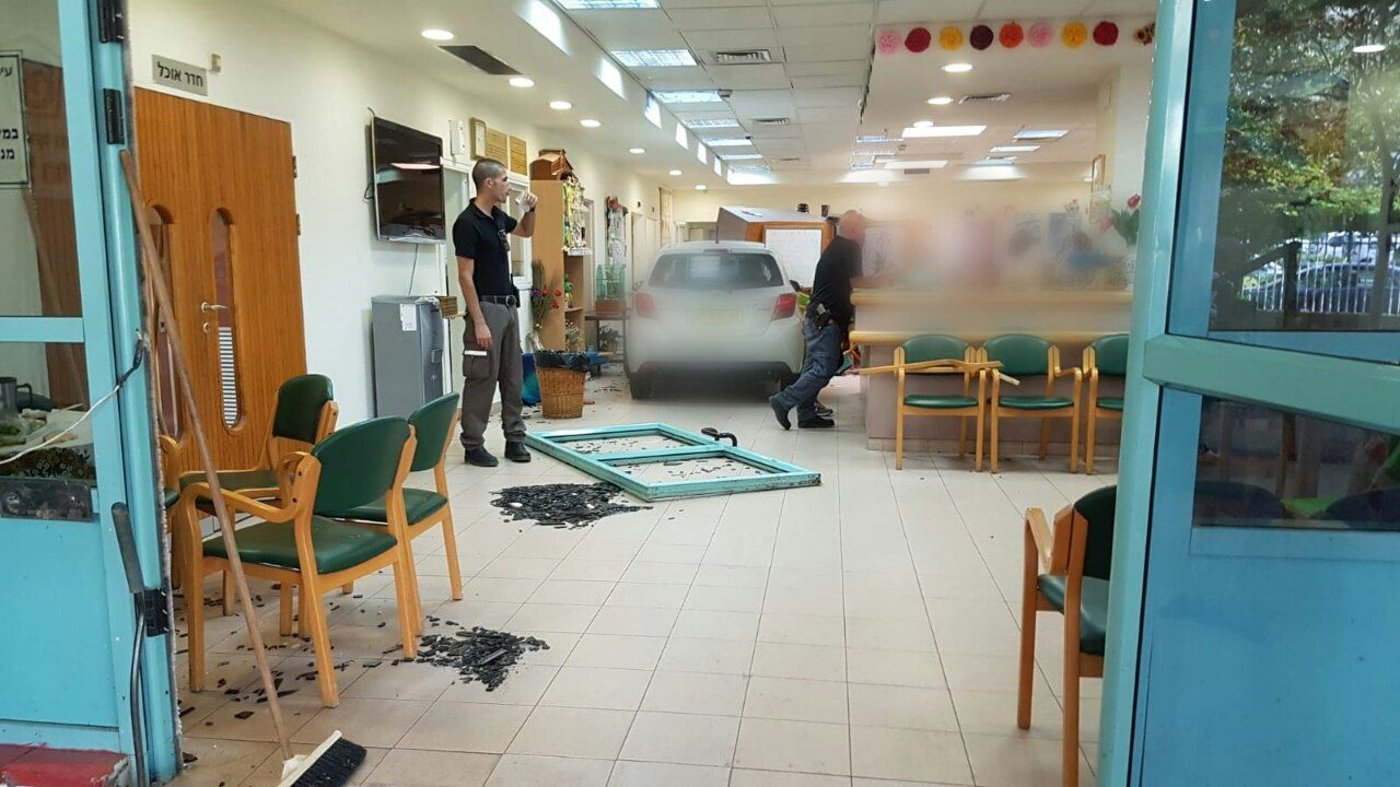הנהגת נכנסה עם רכבה לתוך בית האבות