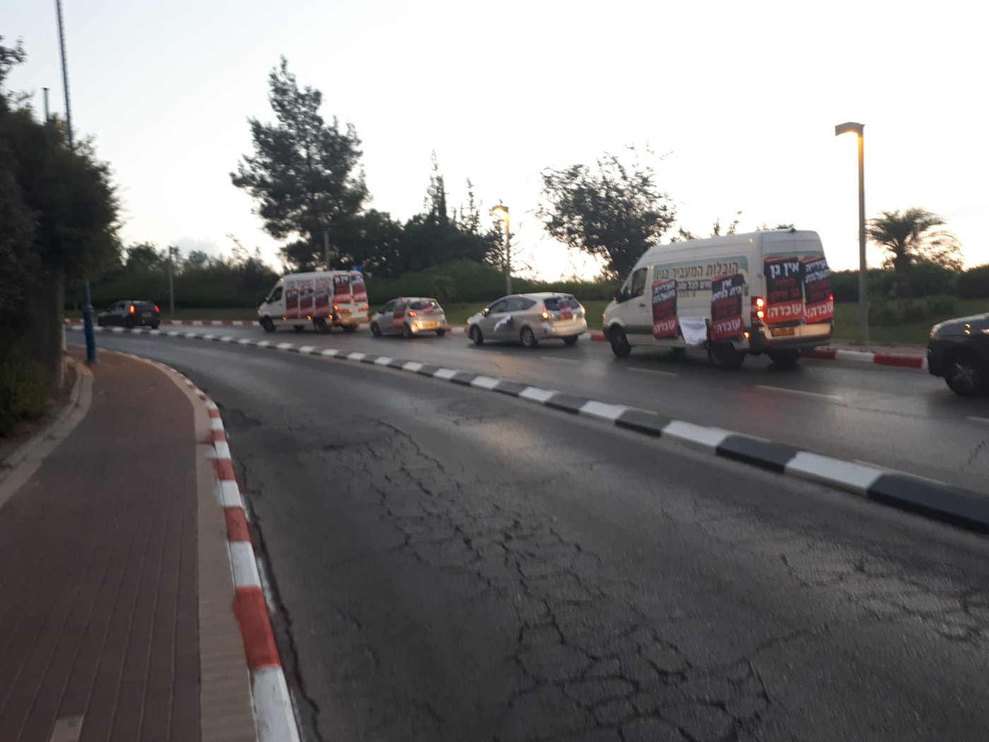 המאבק באפליה: שיירת מחאה חרדית מול ביתה של עליזה בלוך • צפו
