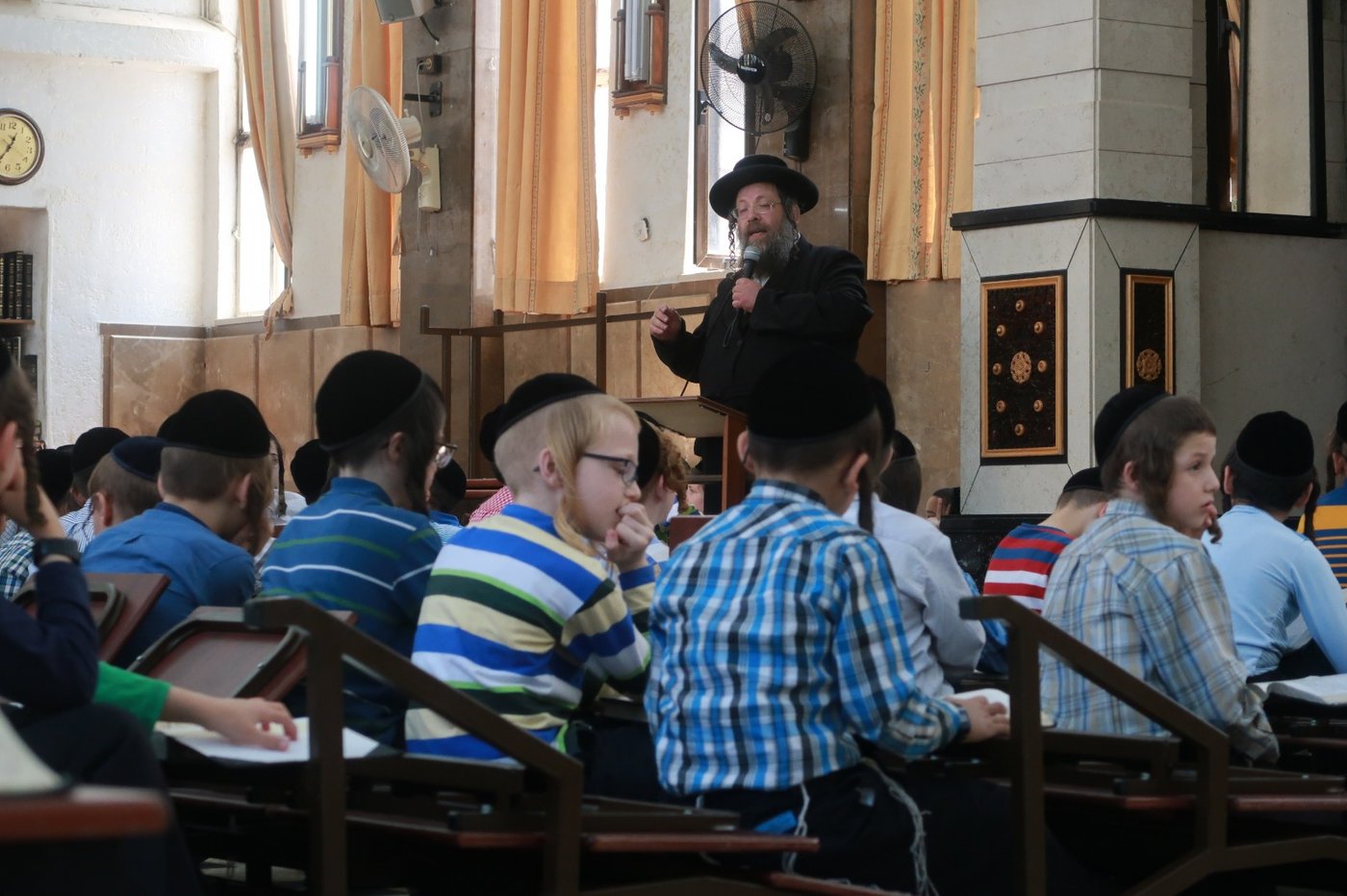 ילדי מאה שערים מבכים את חורבן בית המקדש. צפו