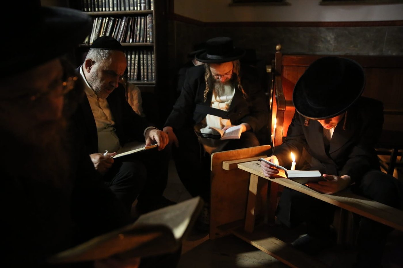 במאה שערים קוננו על החורבן לאור הנרות