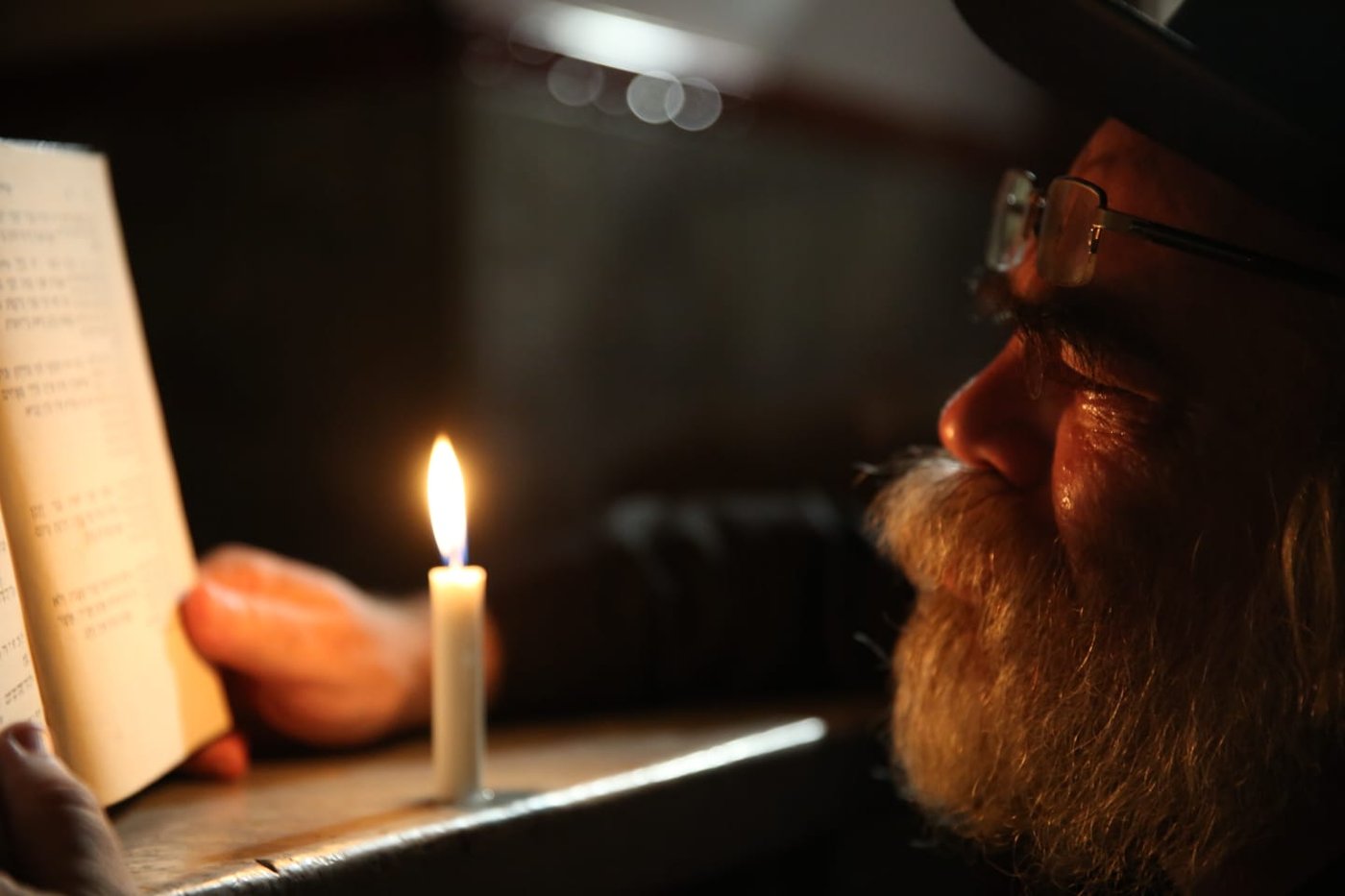 במאה שערים קוננו על החורבן לאור הנרות
