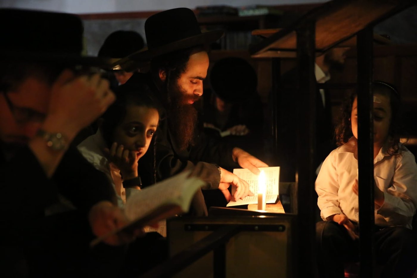 במאה שערים קוננו על החורבן לאור הנרות