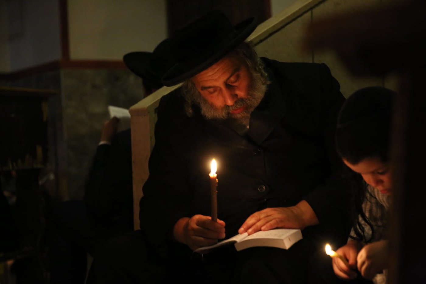 במאה שערים קוננו על החורבן לאור הנרות