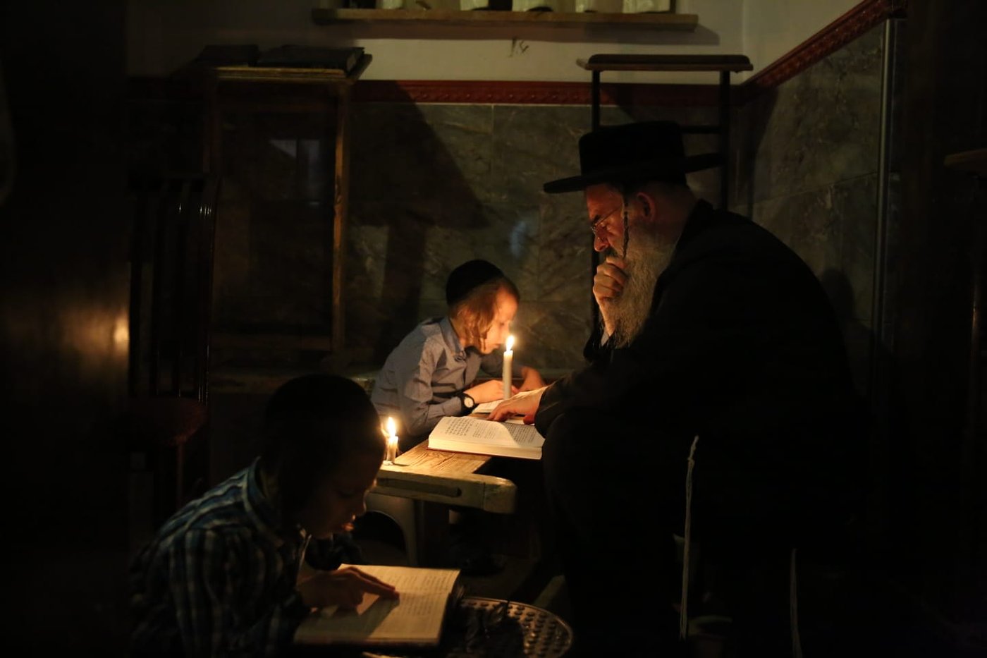 במאה שערים קוננו על החורבן לאור הנרות