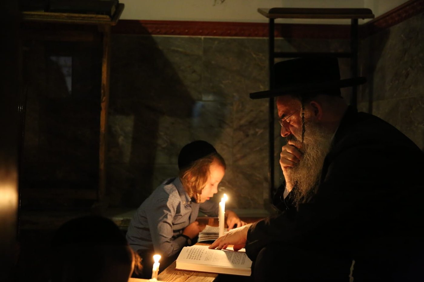 במאה שערים קוננו על החורבן לאור הנרות